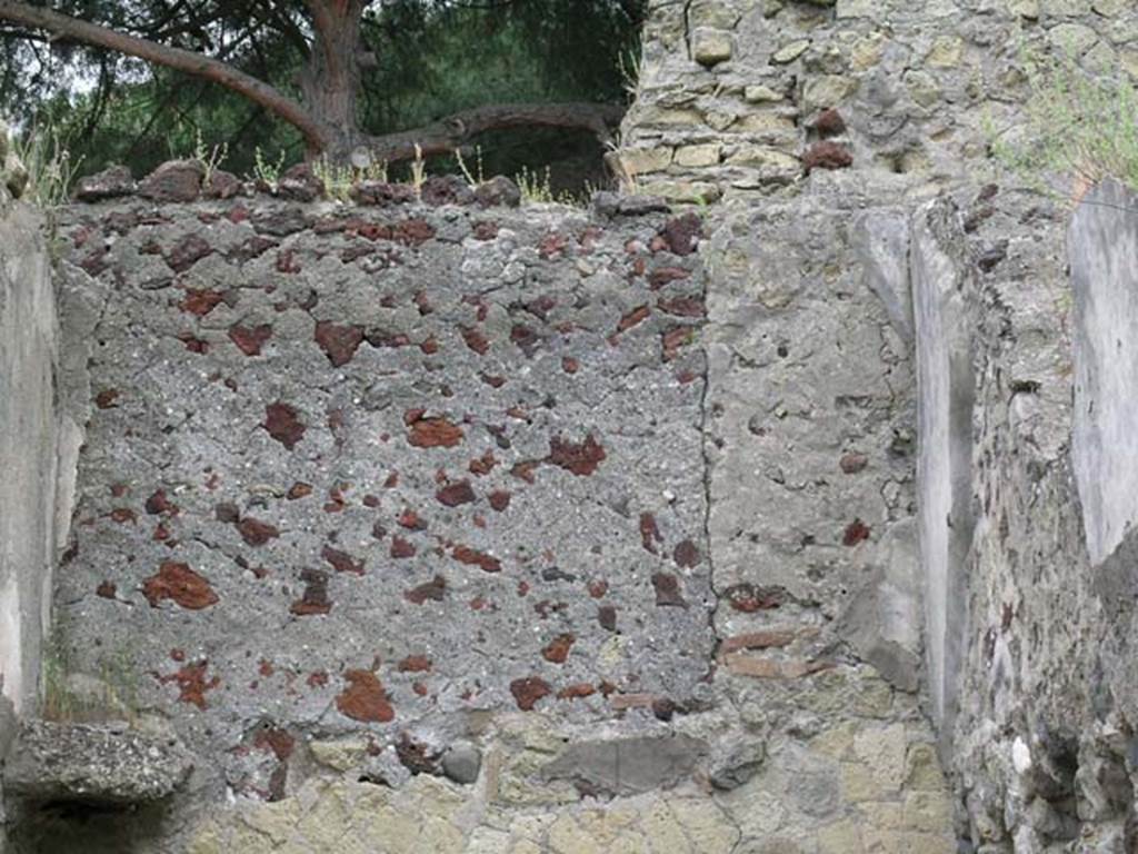 IV.17, Herculaneum, May 2005. North wall on upper floor room above rear room with bench/podium.
Photo courtesy of Nicolas Monteix.